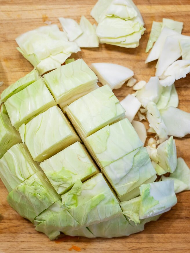 Cutting cabbage in bigger chunks