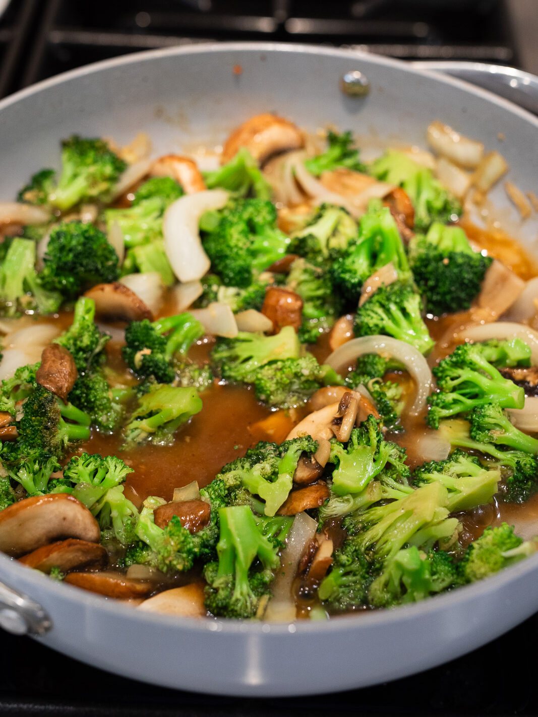 stir frying vegetables with sauce