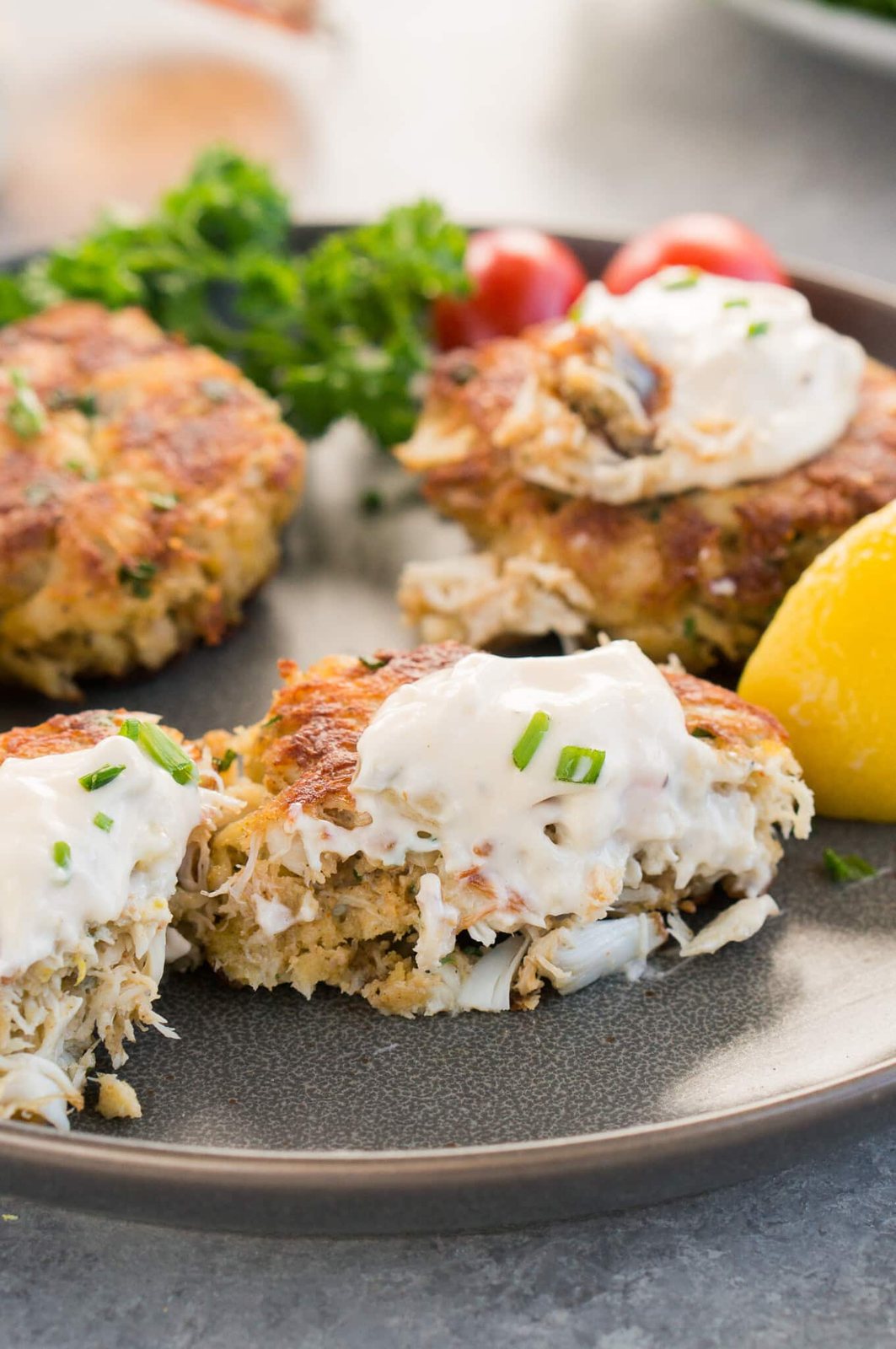 tartar sauce on cakes made with lump crab meat