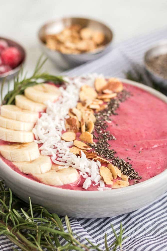 cranberry banana yogurt smoothie bowl