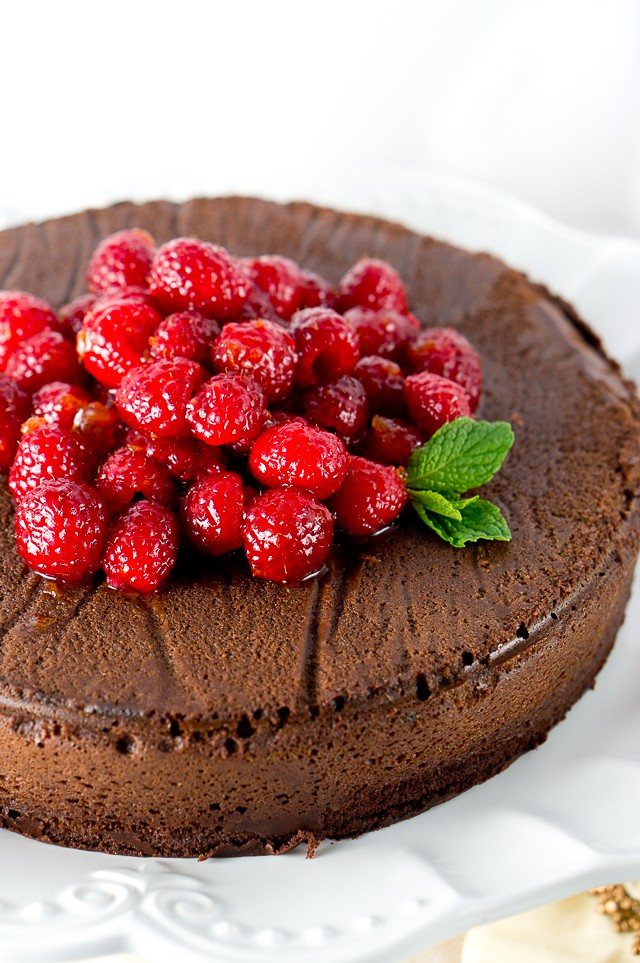 Paleo Flourless Chocolate Cake - This decadent flourless chocolate cake is rich and creamy. Easy recipe, made with only 5 ingredients. Paleo, gf and tastes amazing!