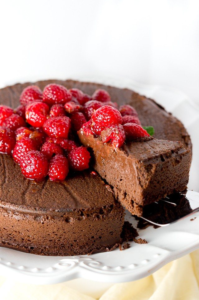 Paleo Flourless Chocolate Cake - This decadent flourless chocolate cake is rich and creamy. Easy recipe, made with only 5 ingredients. Paleo, gf and tastes amazing!