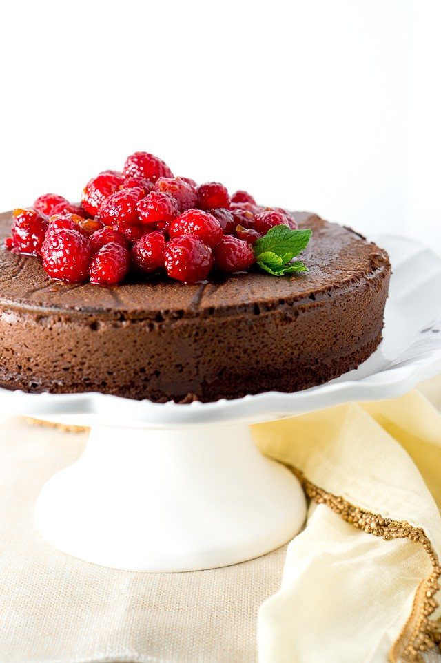 Paleo Flourless Chocolate Cake - This decadent flourless chocolate cake is rich and creamy. Easy recipe, made with only 5 ingredients. Paleo, gf and tastes amazing!