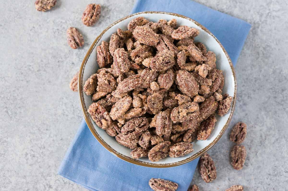 cinnamon sugar pecans in a blue bowl