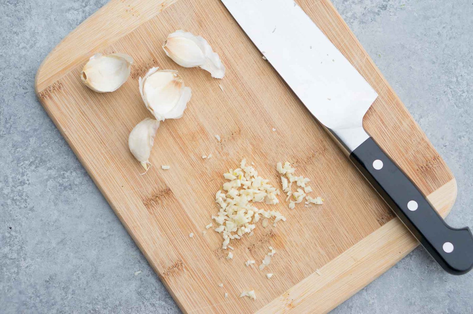 learn how to easily peel garlic and how to mince it
