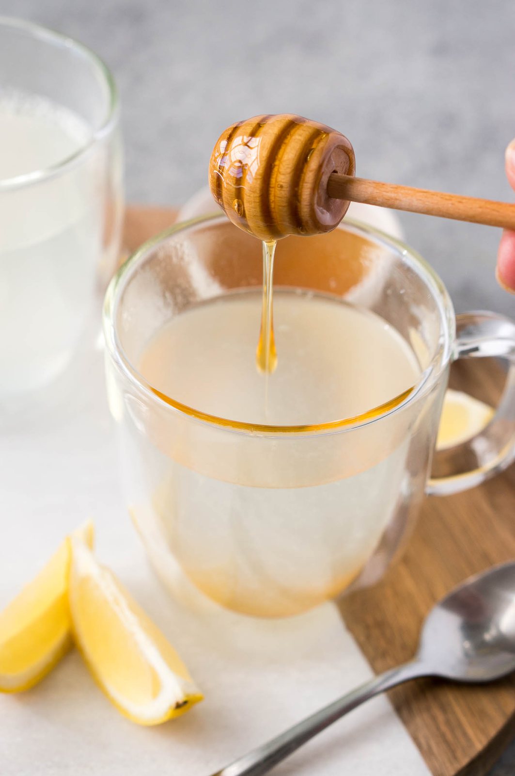 sweetening lemon tea with honey