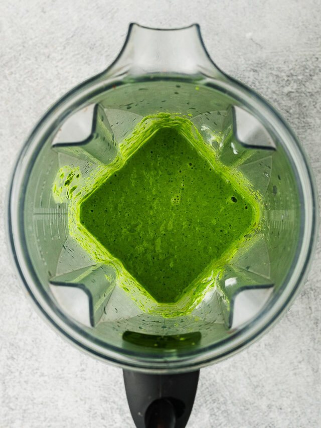 blending green sauce (aji verde) in a blender