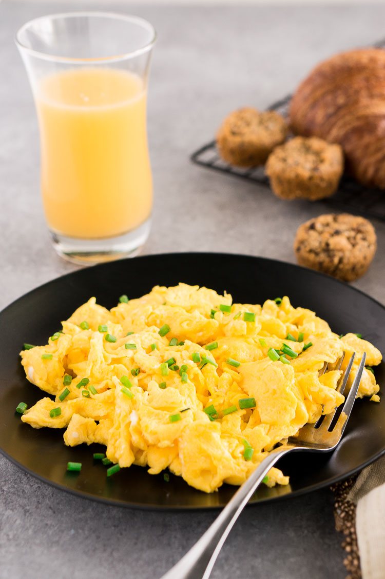 How to Make Scrambled Eggs (Fluffy & Moist)