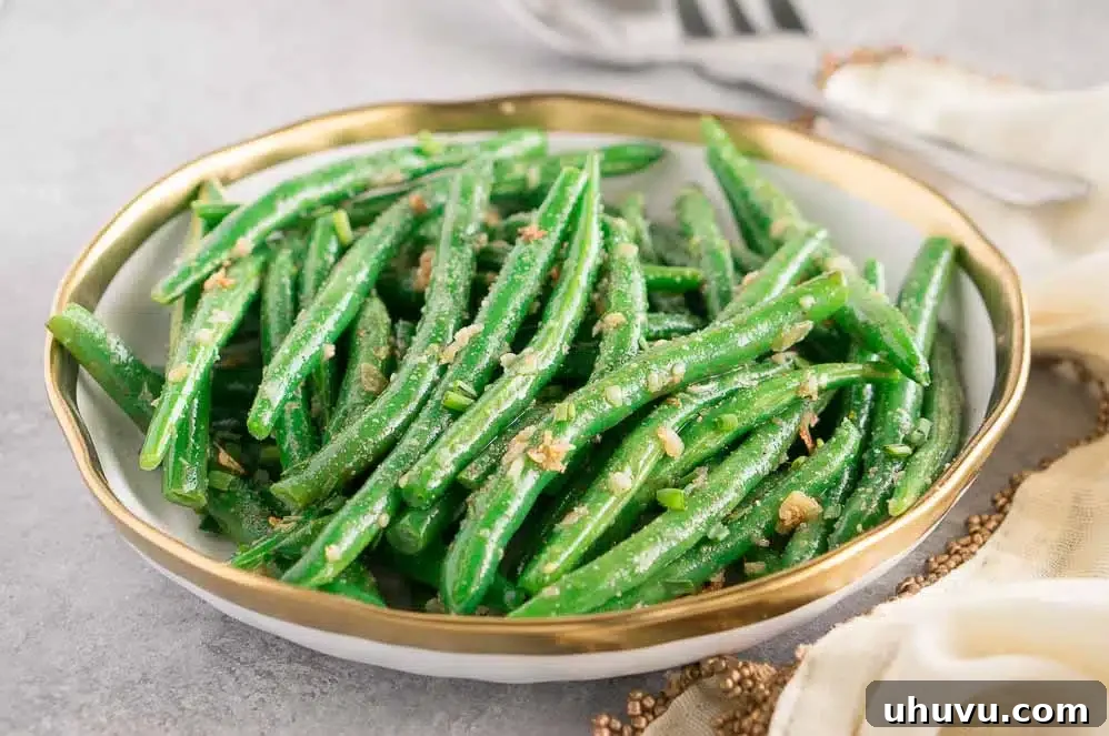 Sautéed green beans with garlic in a pan