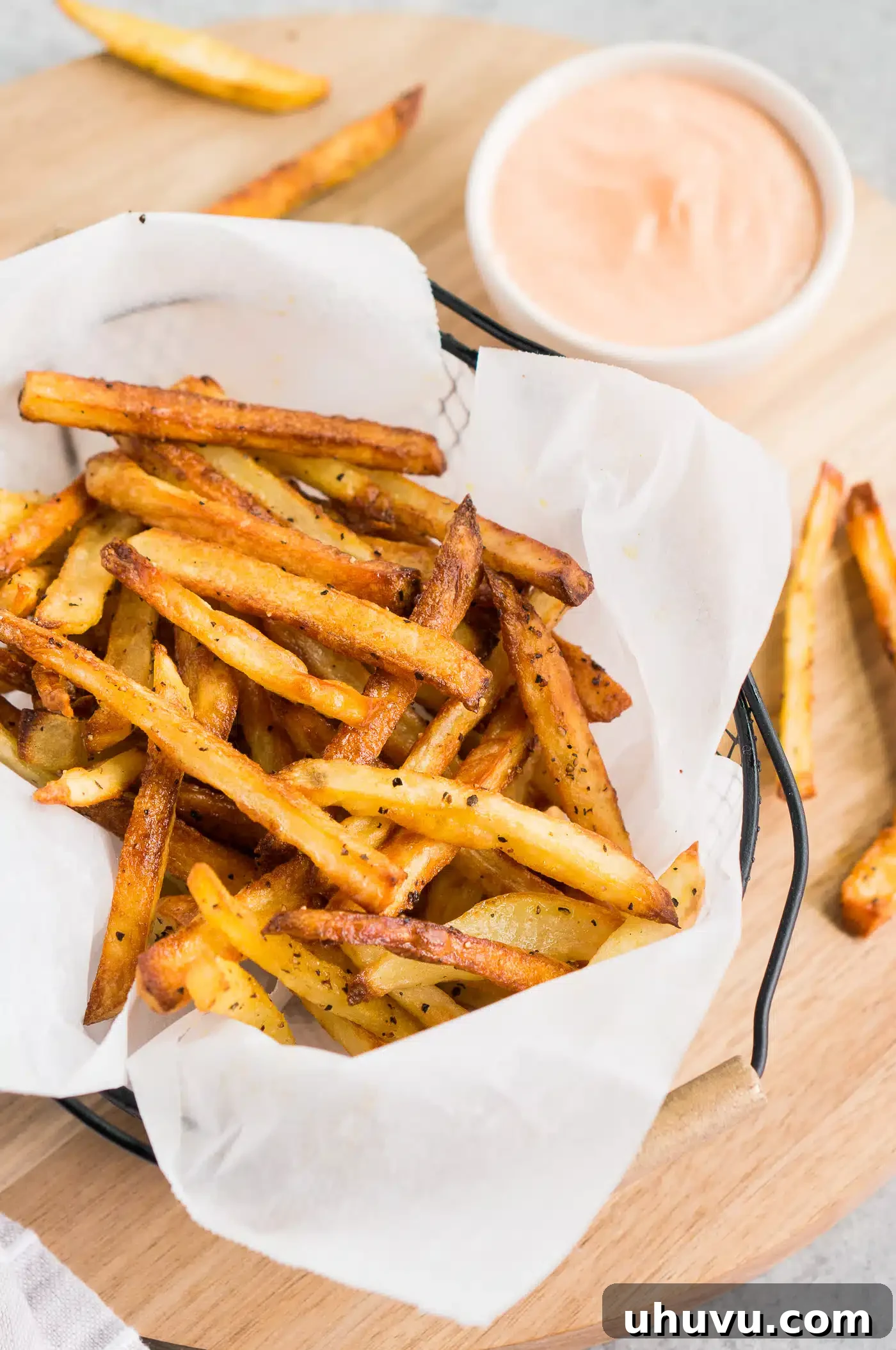 Crispy Homestyle Fries 12 French fries in a basket with fry dipping sauce