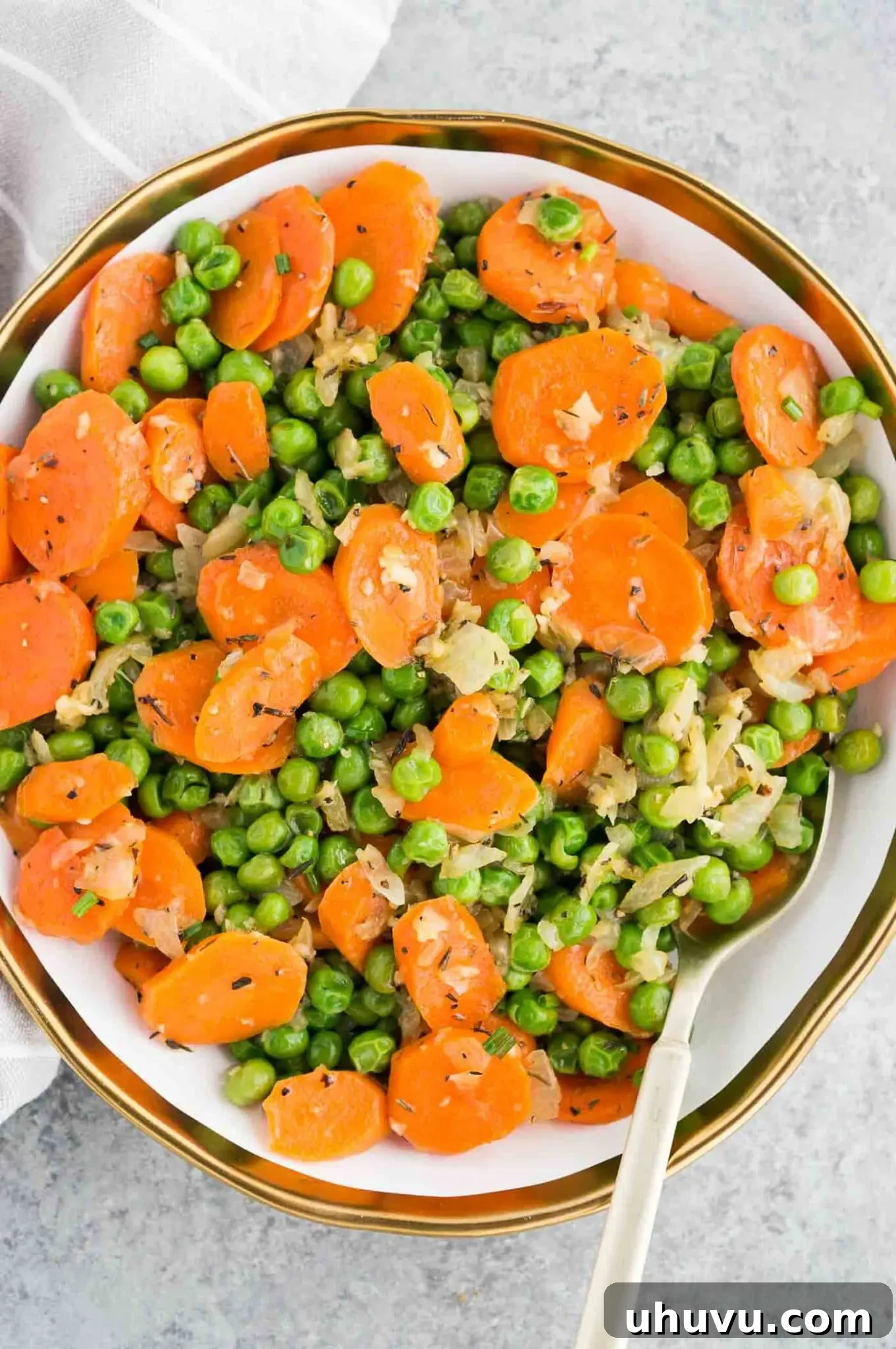 close up images of healthy peas and carrots side dish