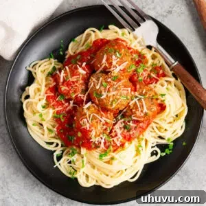 Plato de albóndigas italianas con salsa marinara sobre espaguetis