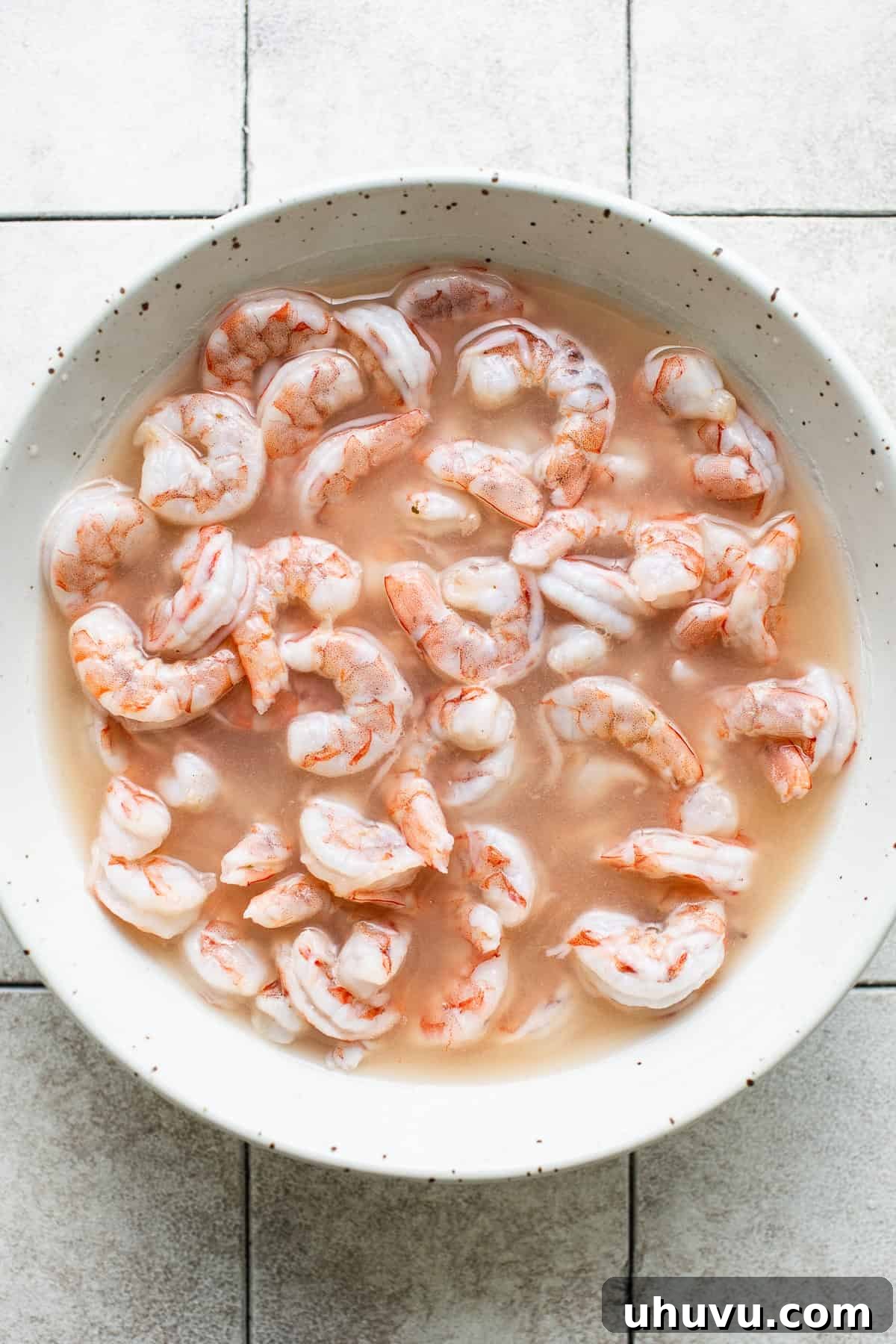Chili Lime Shrimp 4 Shrimp in lime juice in a bowl.