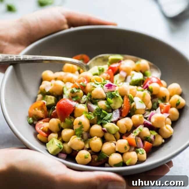 This Mexican Chickpea Salad recipe is fresh, easy to make and packed with healthy ingredients. Ready in only 15 minutes! (gluten free, vegetarian, vegan)